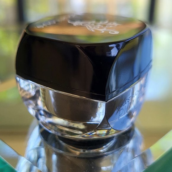 Younique Pigment Powder Eye Shadow in Risque (charcoal matte) - Picture 2 of 3